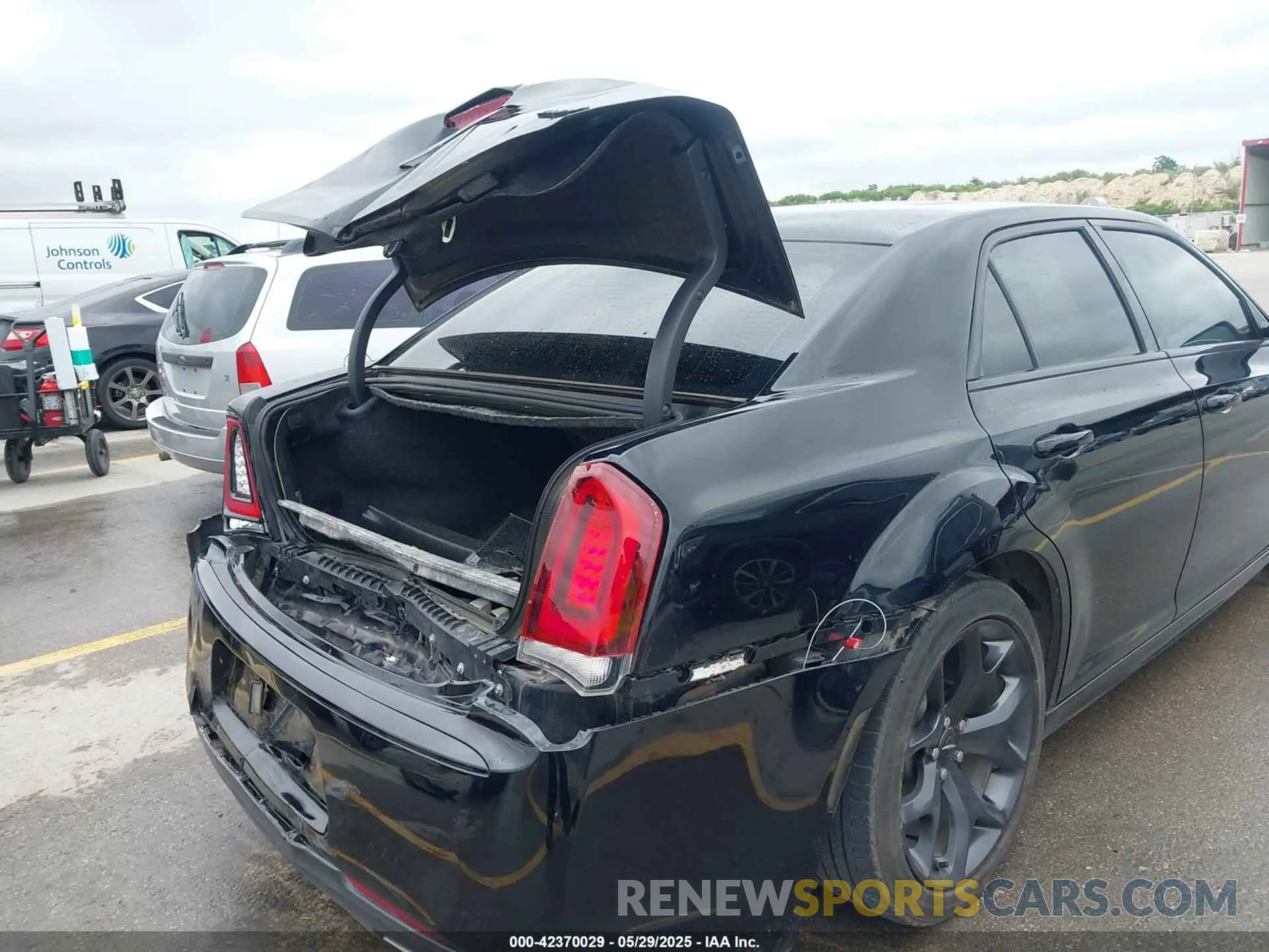 6 Photograph of a damaged car 2C3CCAAG8LH233604 CHRYSLER 300 2020