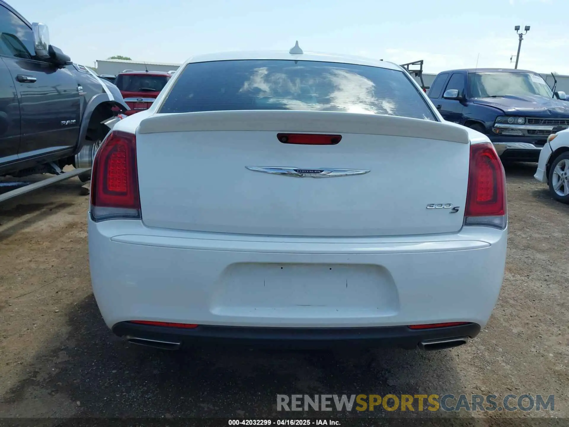 16 Photograph of a damaged car 2C3CCABT9LH168564 CHRYSLER 300 2020