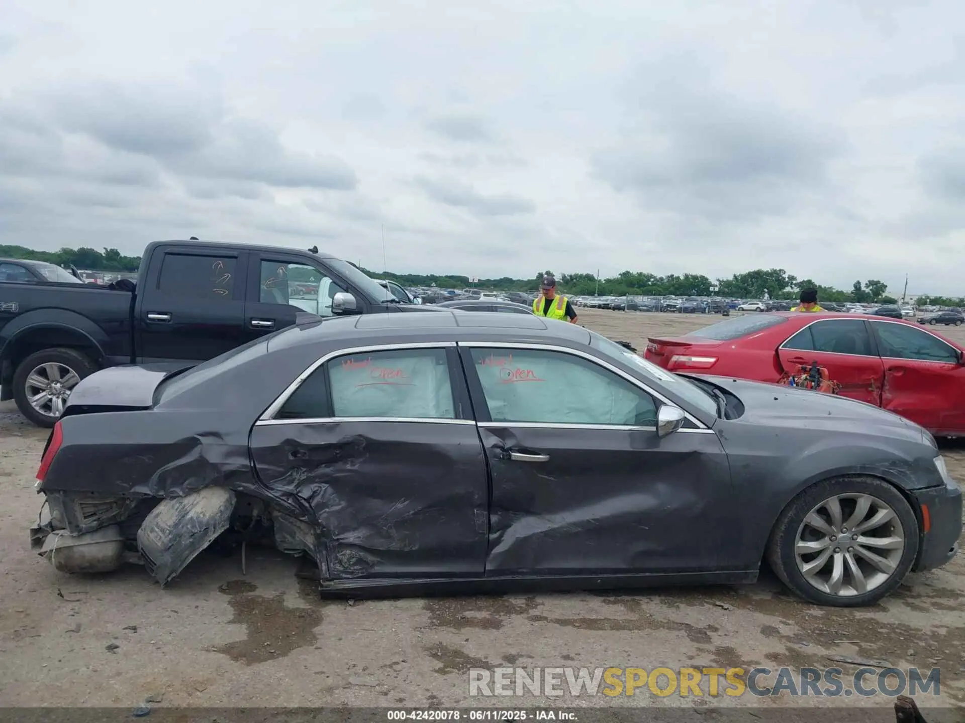 6 Photograph of a damaged car 2C3CCAEG6LH127968 CHRYSLER 300 2020