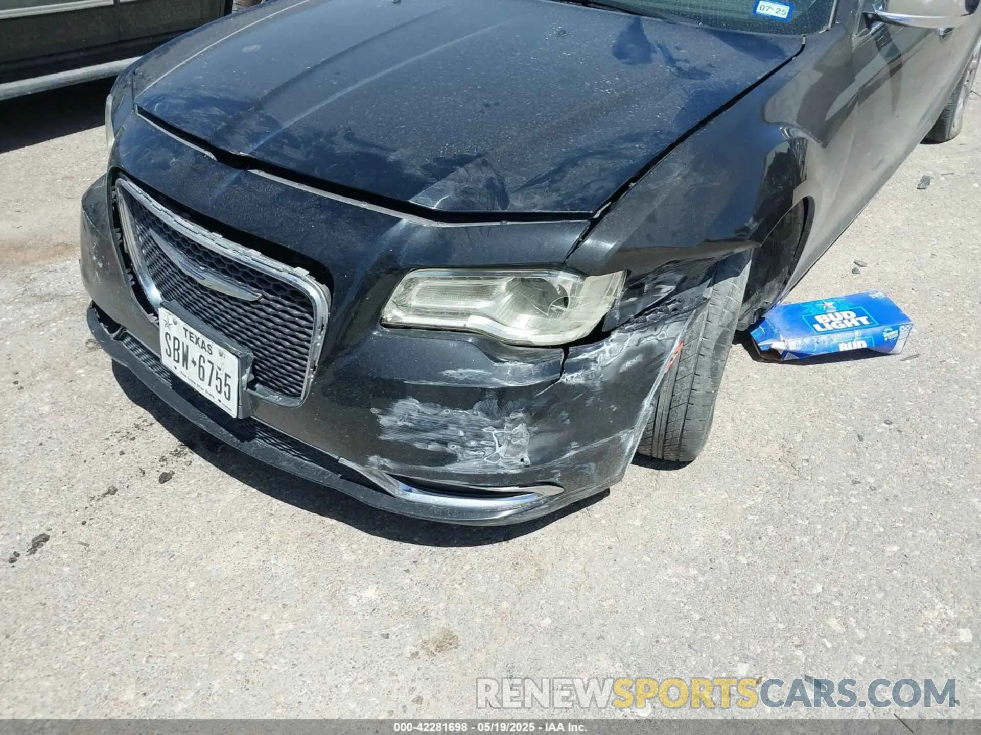 6 Photograph of a damaged car 2C3CCAKG1LH137697 CHRYSLER 300 2020
