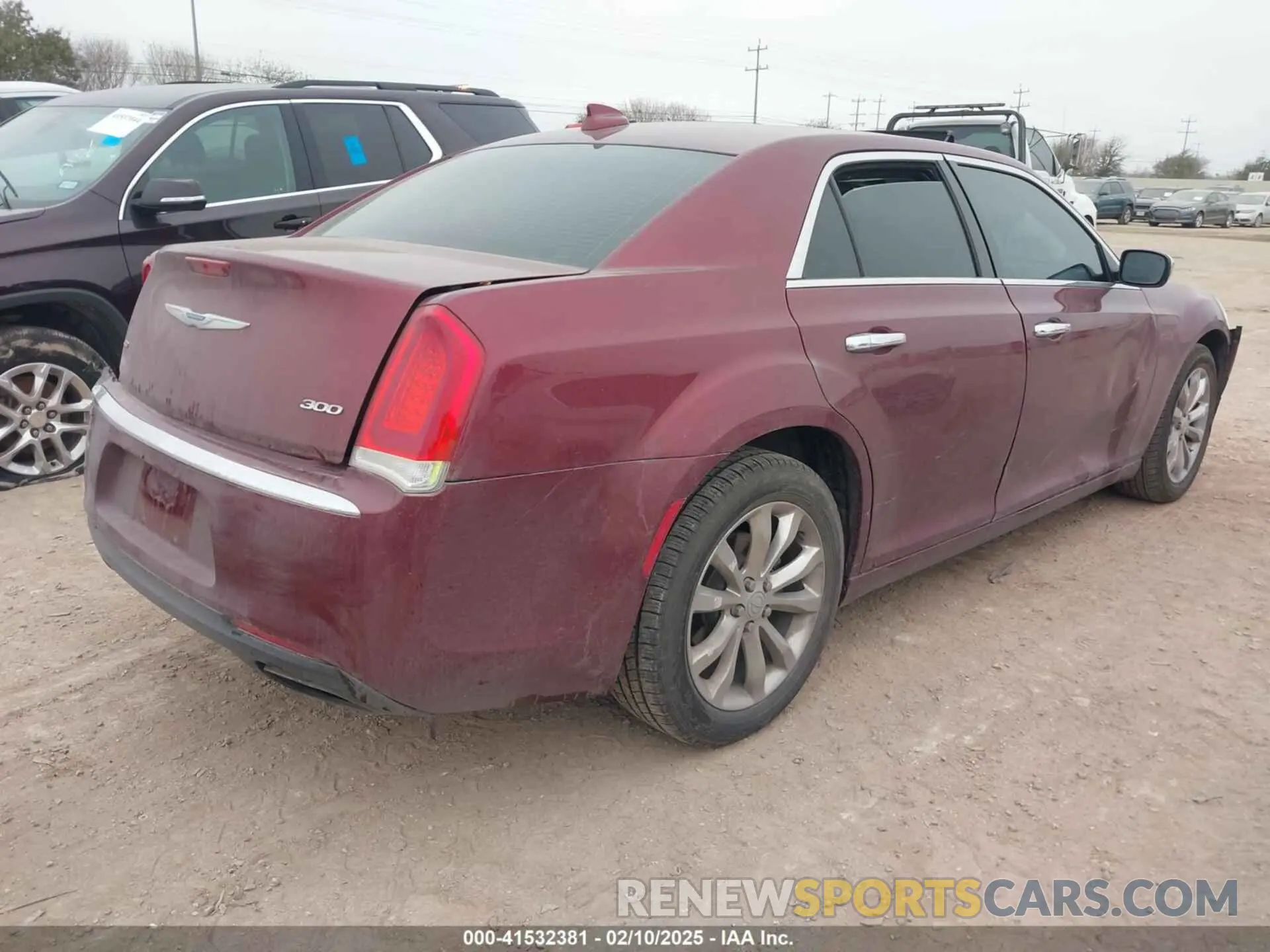 4 Photograph of a damaged car 2C3CCAKG3LH142027 CHRYSLER 300 2020