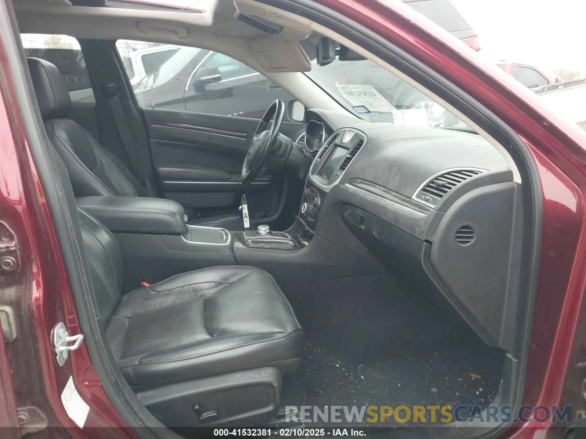 5 Photograph of a damaged car 2C3CCAKG3LH142027 CHRYSLER 300 2020
