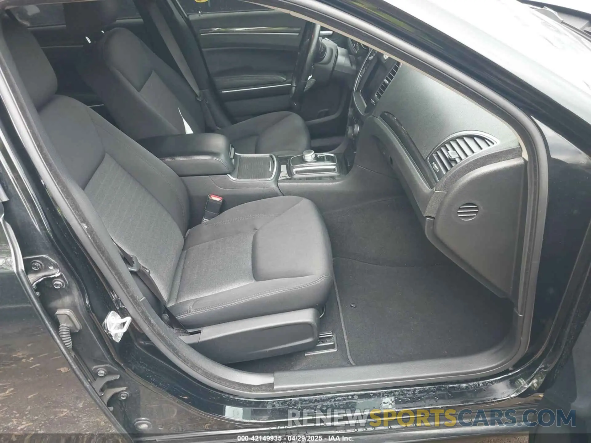 5 Photograph of a damaged car 2C3CCAAG6MH558382 CHRYSLER 300 2021