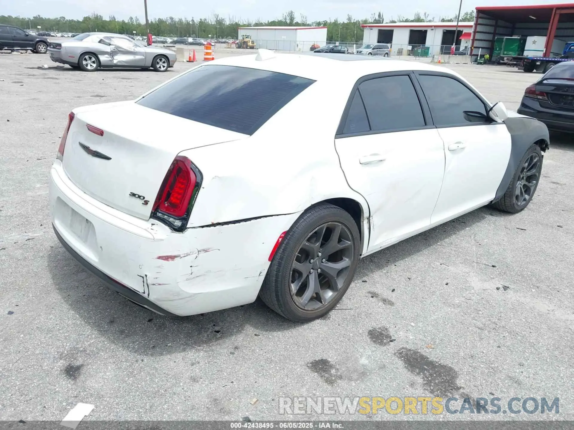 4 Photograph of a damaged car 2C3CCABG0MH537039 CHRYSLER 300 2021