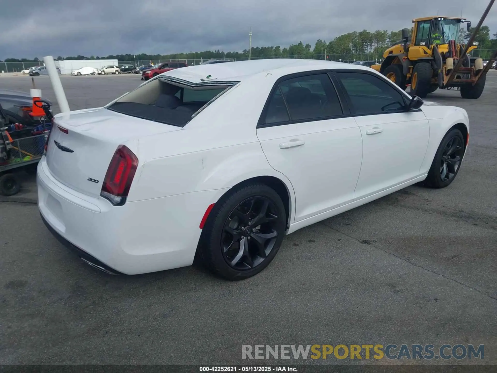 4 Photograph of a damaged car 2C3CCAAG3NH268389 CHRYSLER 300 2022