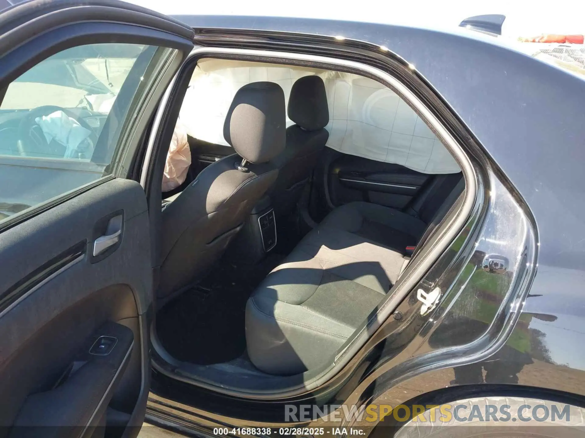 8 Photograph of a damaged car 2C3CCAAG7NH270808 CHRYSLER 300 2022