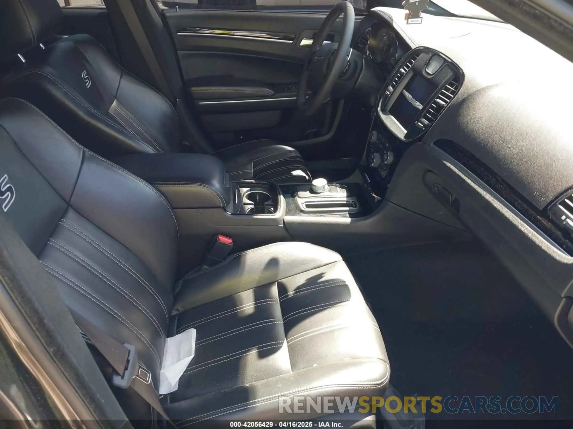 5 Photograph of a damaged car 2C3CCABG1NH259933 CHRYSLER 300 2022