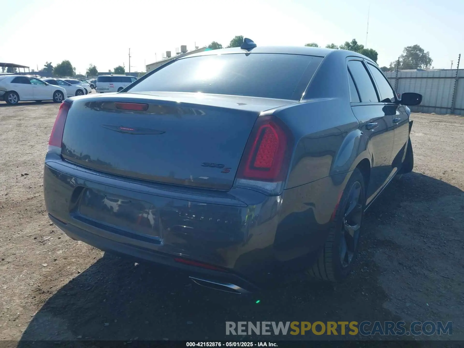 4 Photograph of a damaged car 2C3CCABG2NH123133 CHRYSLER 300 2022