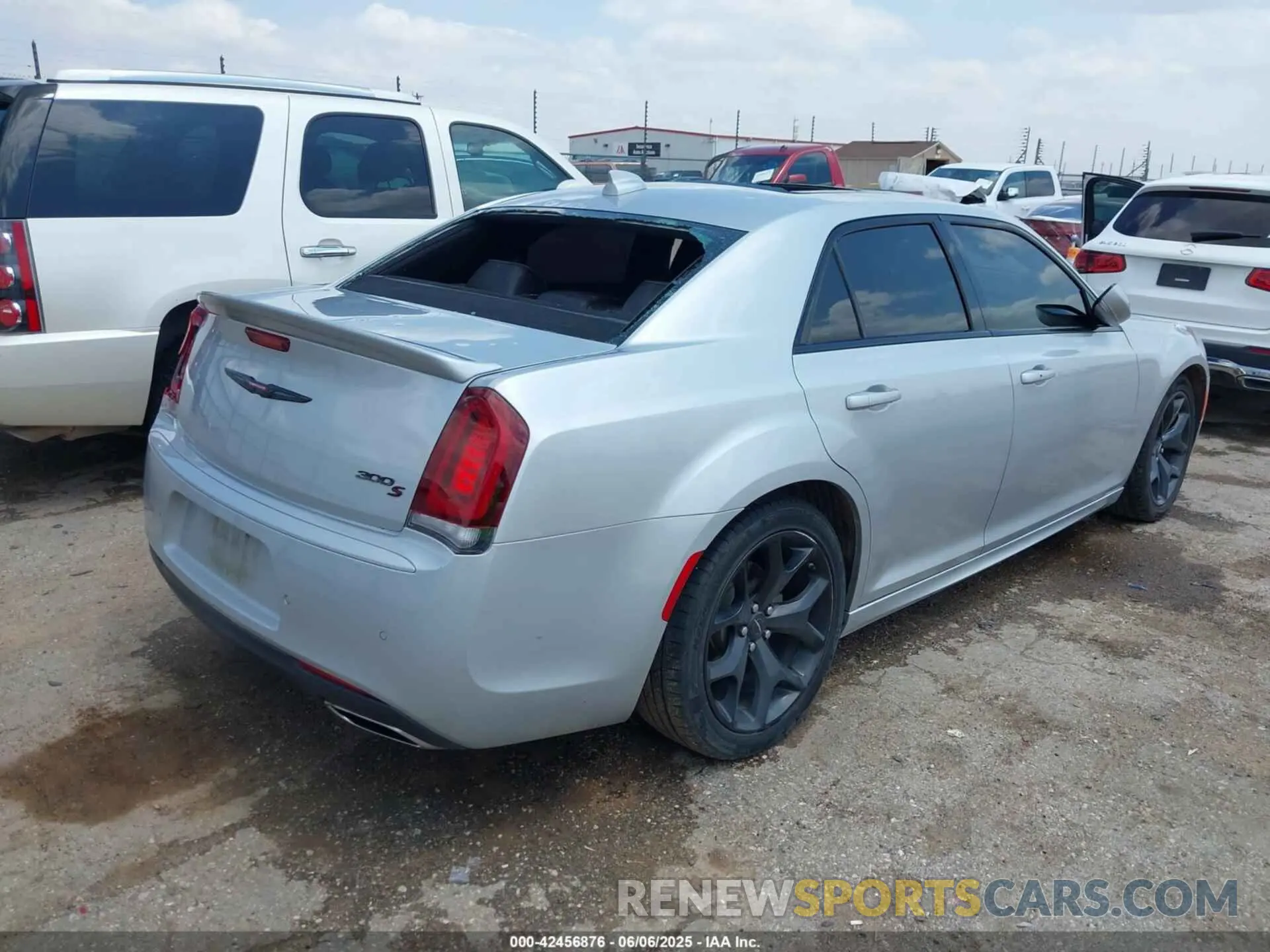 4 Photograph of a damaged car 2C3CCABT5NH206438 CHRYSLER 300 2022