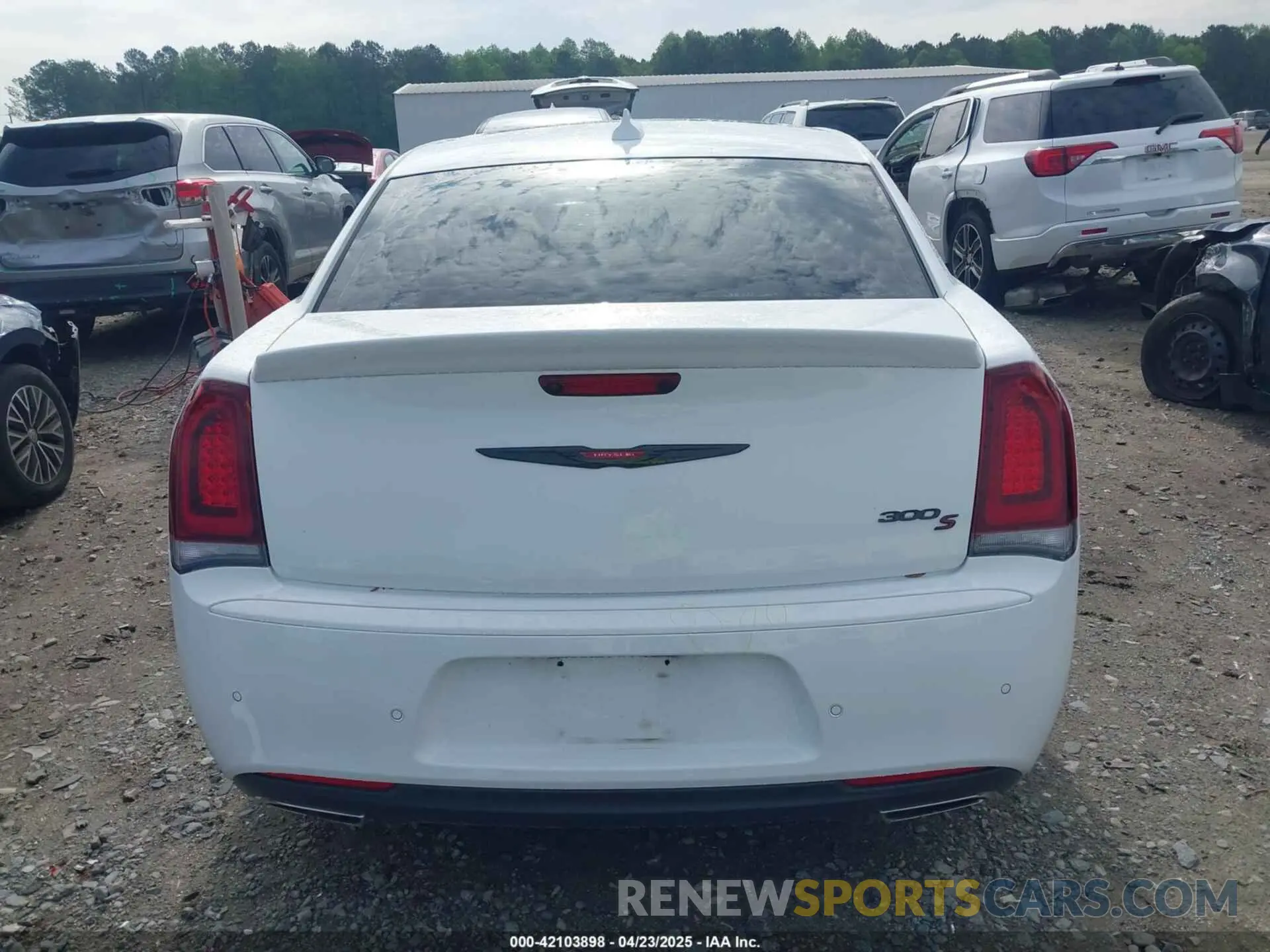17 Photograph of a damaged car 2C3CCABT9NH193709 CHRYSLER 300 2022
