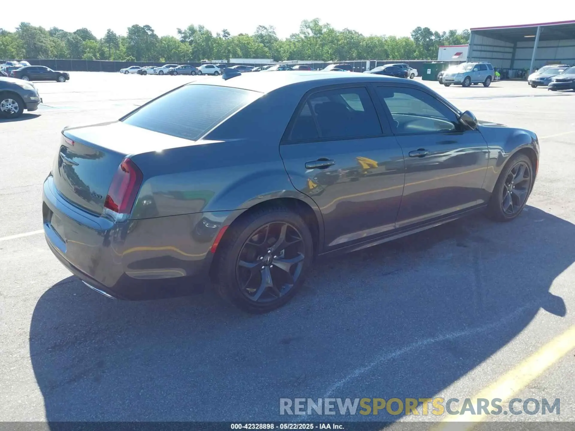 4 Photograph of a damaged car 2C3CCADG1NH225925 CHRYSLER 300 2022