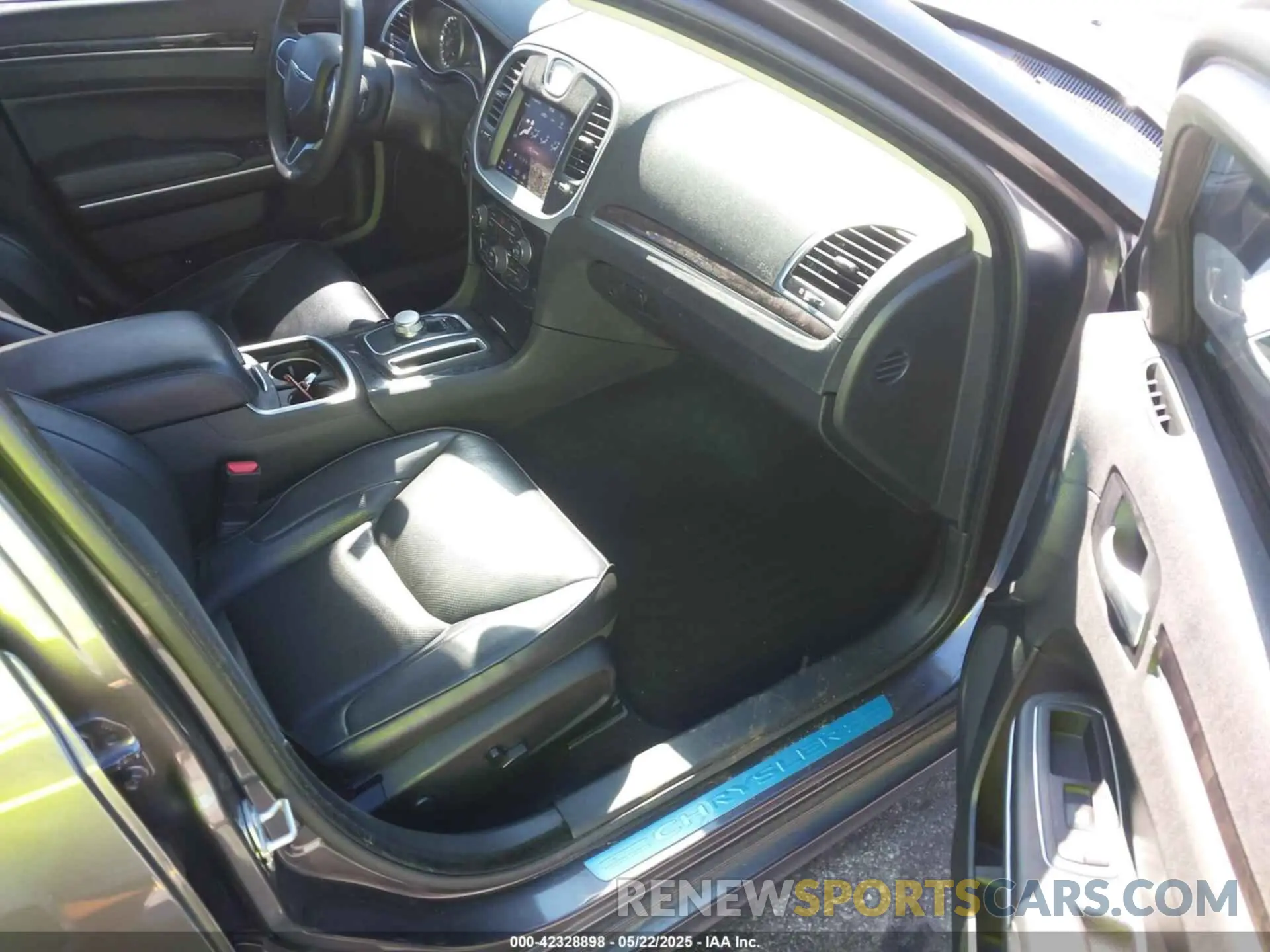 5 Photograph of a damaged car 2C3CCADG1NH225925 CHRYSLER 300 2022