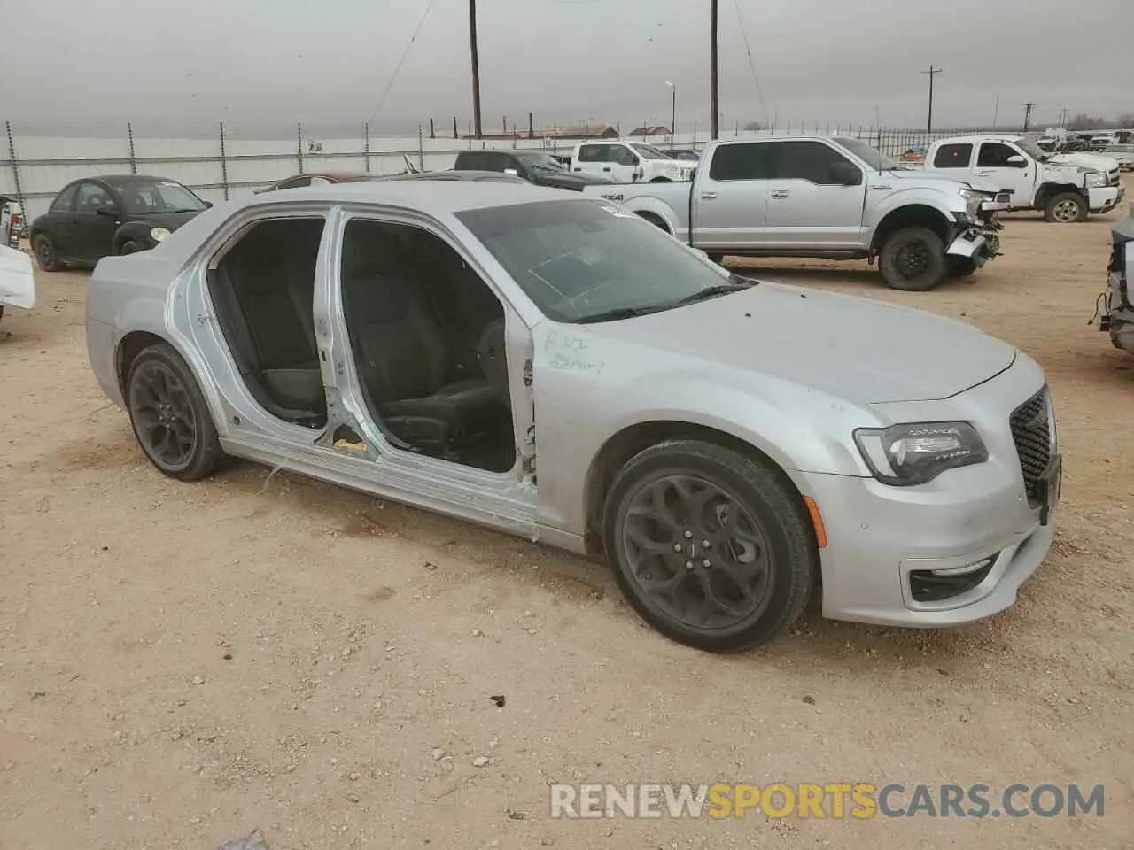 4 Photograph of a damaged car 2C3CCASGXNH139757 CHRYSLER 300 2022