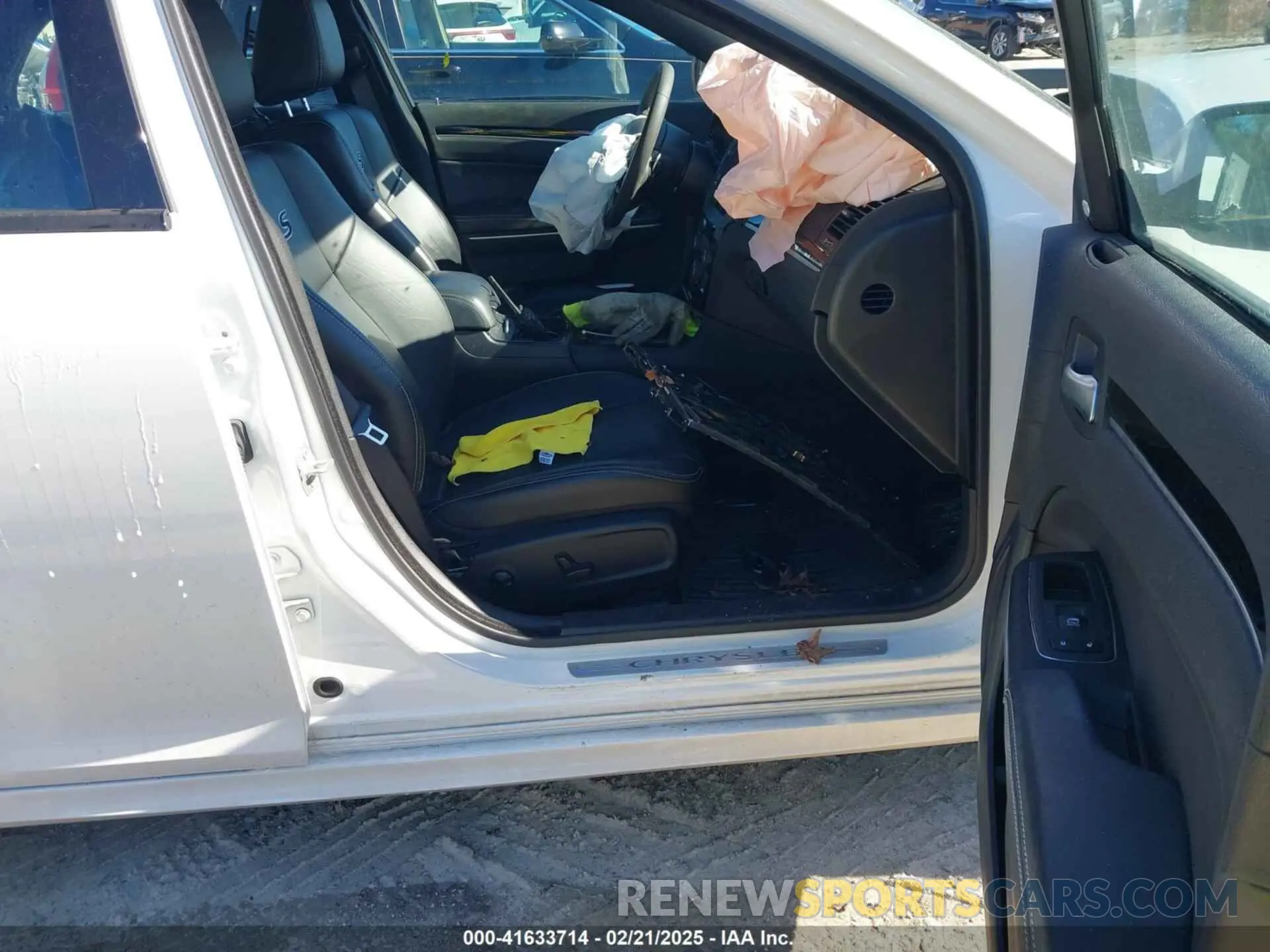 5 Photograph of a damaged car 2C3CCABTXPH636940 CHRYSLER 300 2023