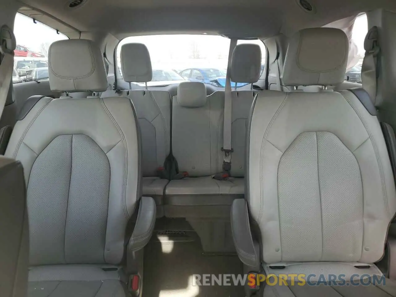 10 Photograph of a damaged car 2C4RC1EG6KR506175 CHRYSLER All Models 2019
