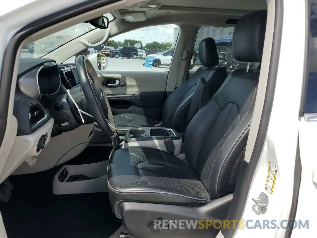 7 Photograph of a damaged car 2C4RC1GG8KR550661 CHRYSLER All Models 2019