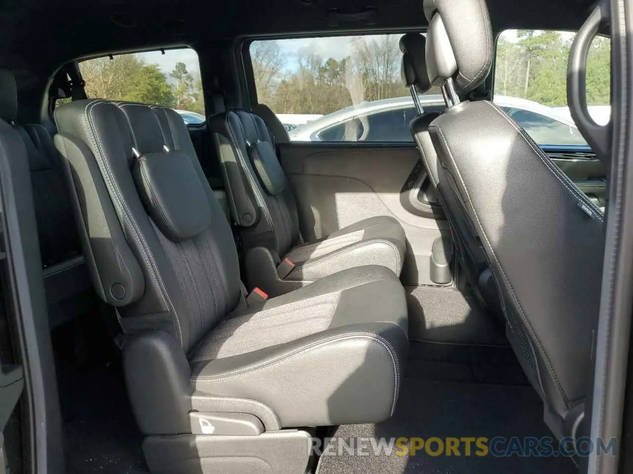 11 Photograph of a damaged car 2C4RC1HG0GR191165 CHRYSLER MINIVAN 2016
