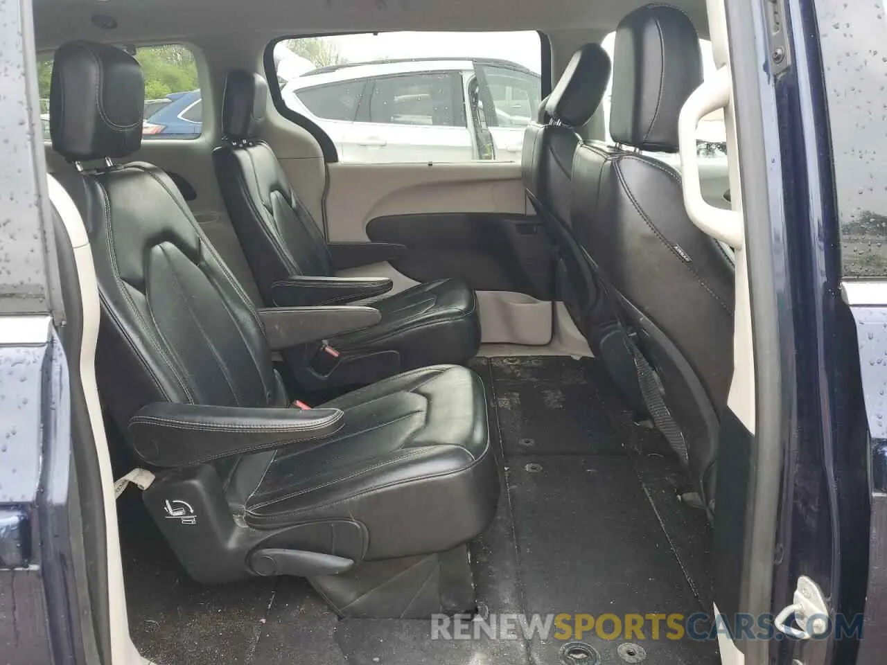 11 Photograph of a damaged car 2C4RC1DG4LR163255 CHRYSLER MINIVAN 2020