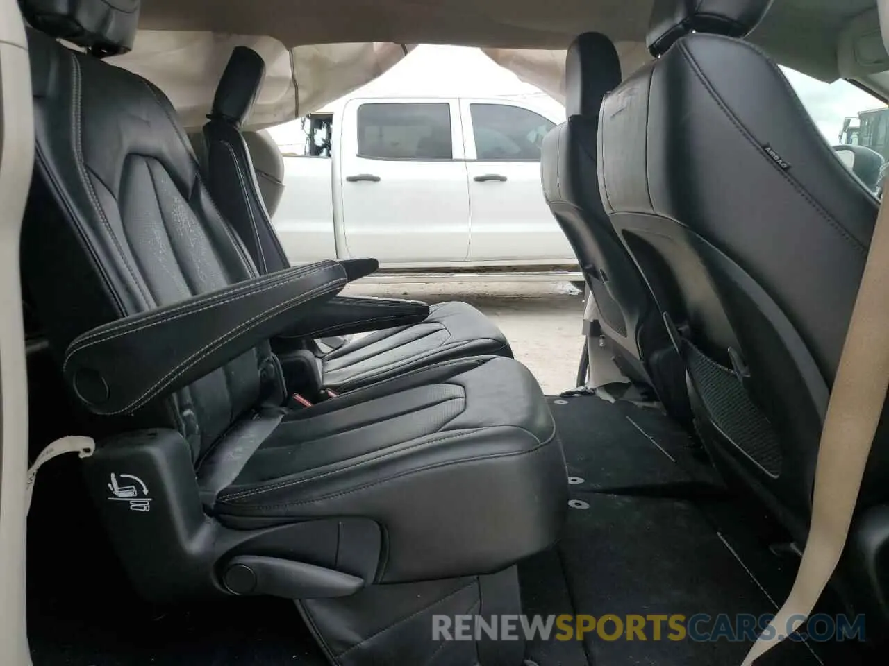 11 Photograph of a damaged car 2C4RC1DG7LR187257 CHRYSLER MINIVAN 2020