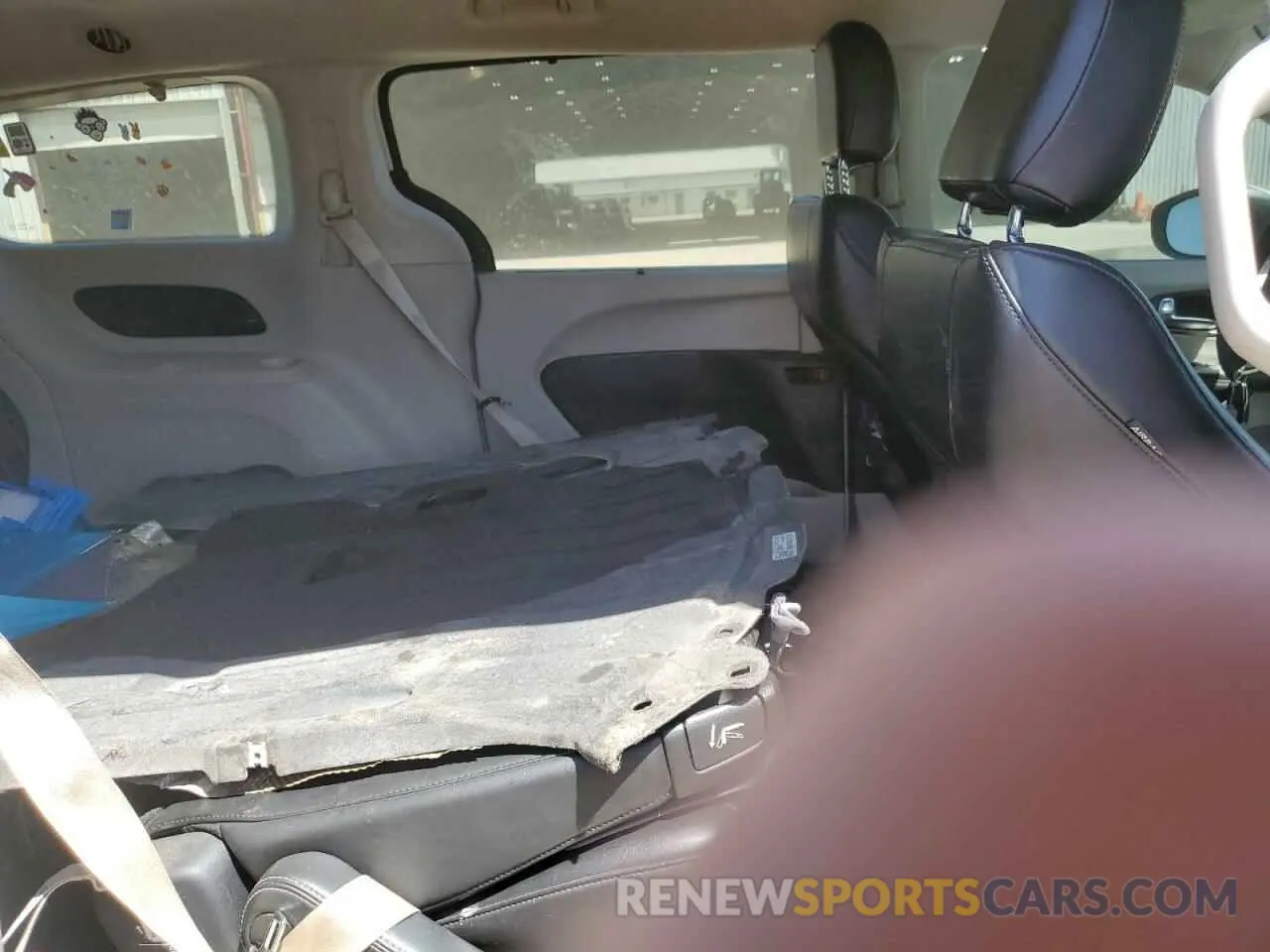 11 Photograph of a damaged car 2C4RC1DG8LR156664 CHRYSLER MINIVAN 2020