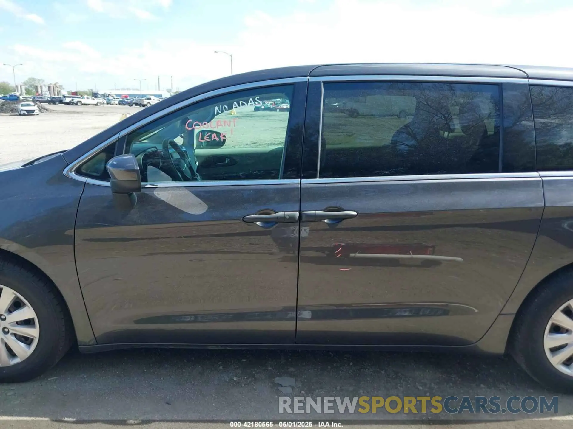 15 Photograph of a damaged car 2C4RC1AG5KR629343 CHRYSLER PACIFICA 2019
