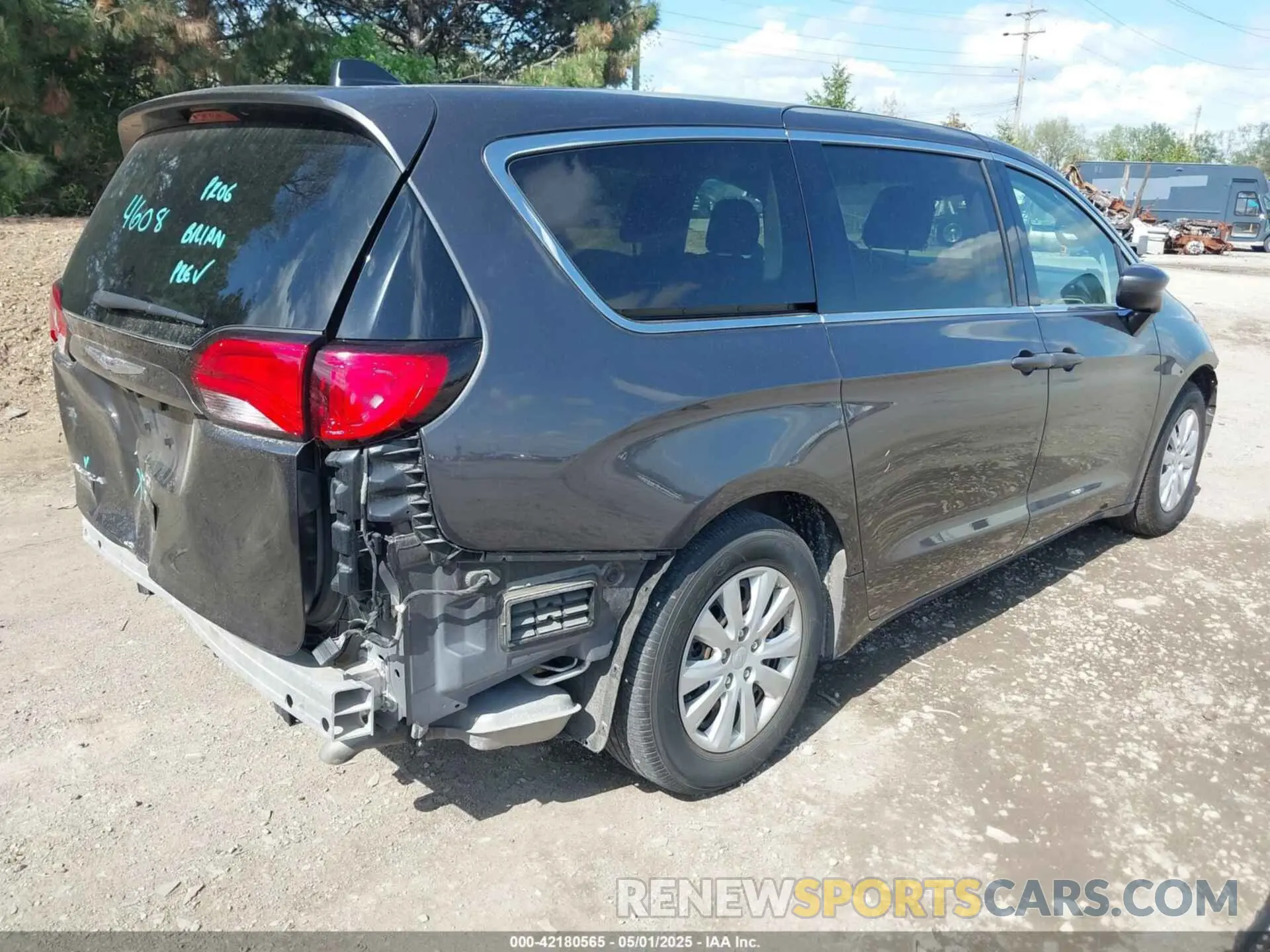 4 Photograph of a damaged car 2C4RC1AG5KR629343 CHRYSLER PACIFICA 2019