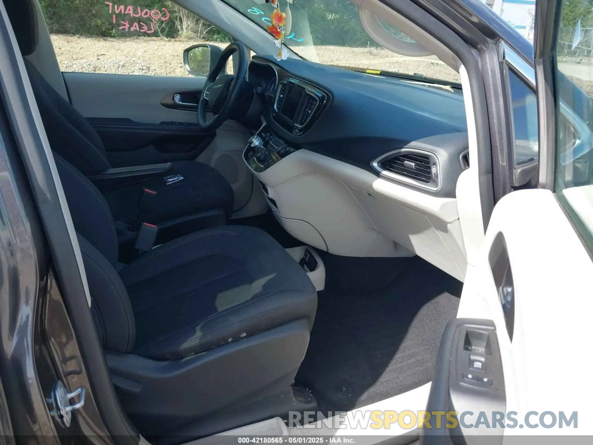 5 Photograph of a damaged car 2C4RC1AG5KR629343 CHRYSLER PACIFICA 2019