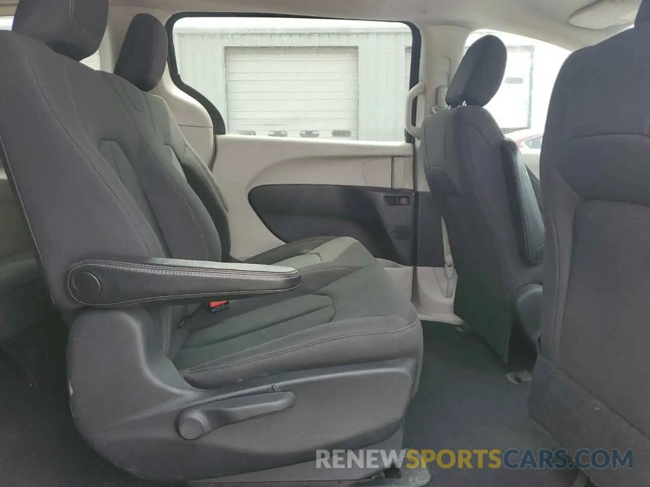 11 Photograph of a damaged car 2C4RC1AG5KR639550 CHRYSLER PACIFICA 2019