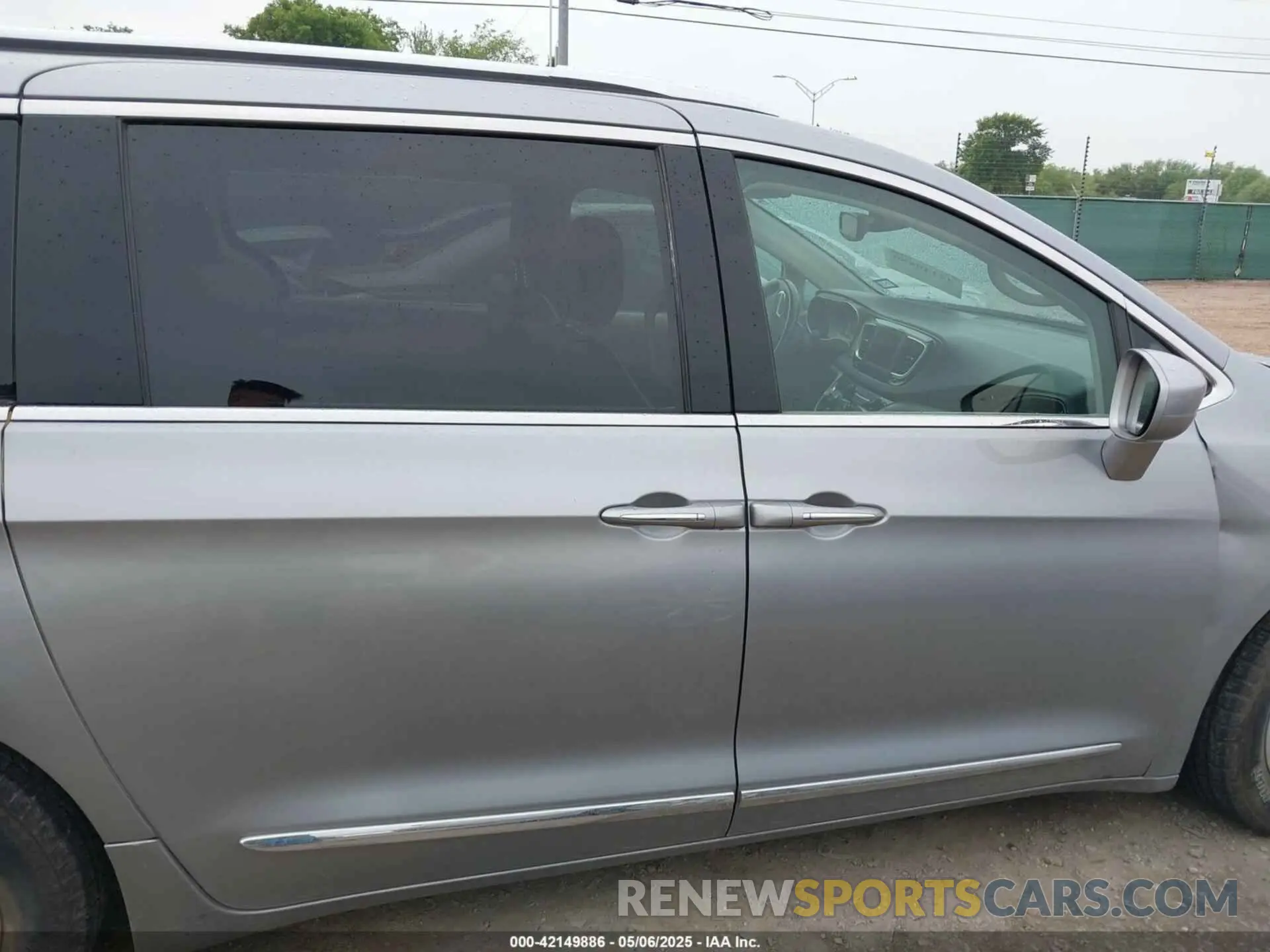 13 Photograph of a damaged car 2C4RC1BG0KR554811 CHRYSLER PACIFICA 2019