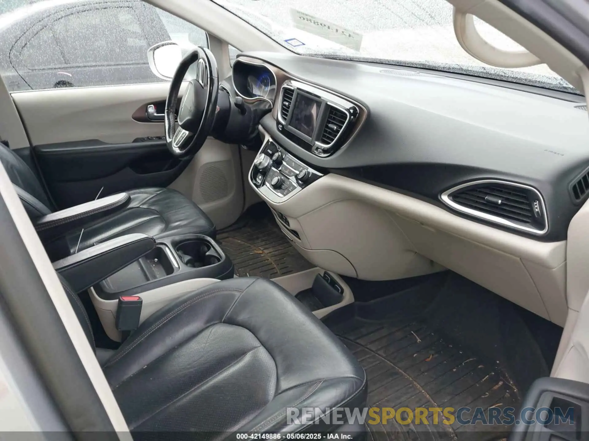 5 Photograph of a damaged car 2C4RC1BG0KR554811 CHRYSLER PACIFICA 2019