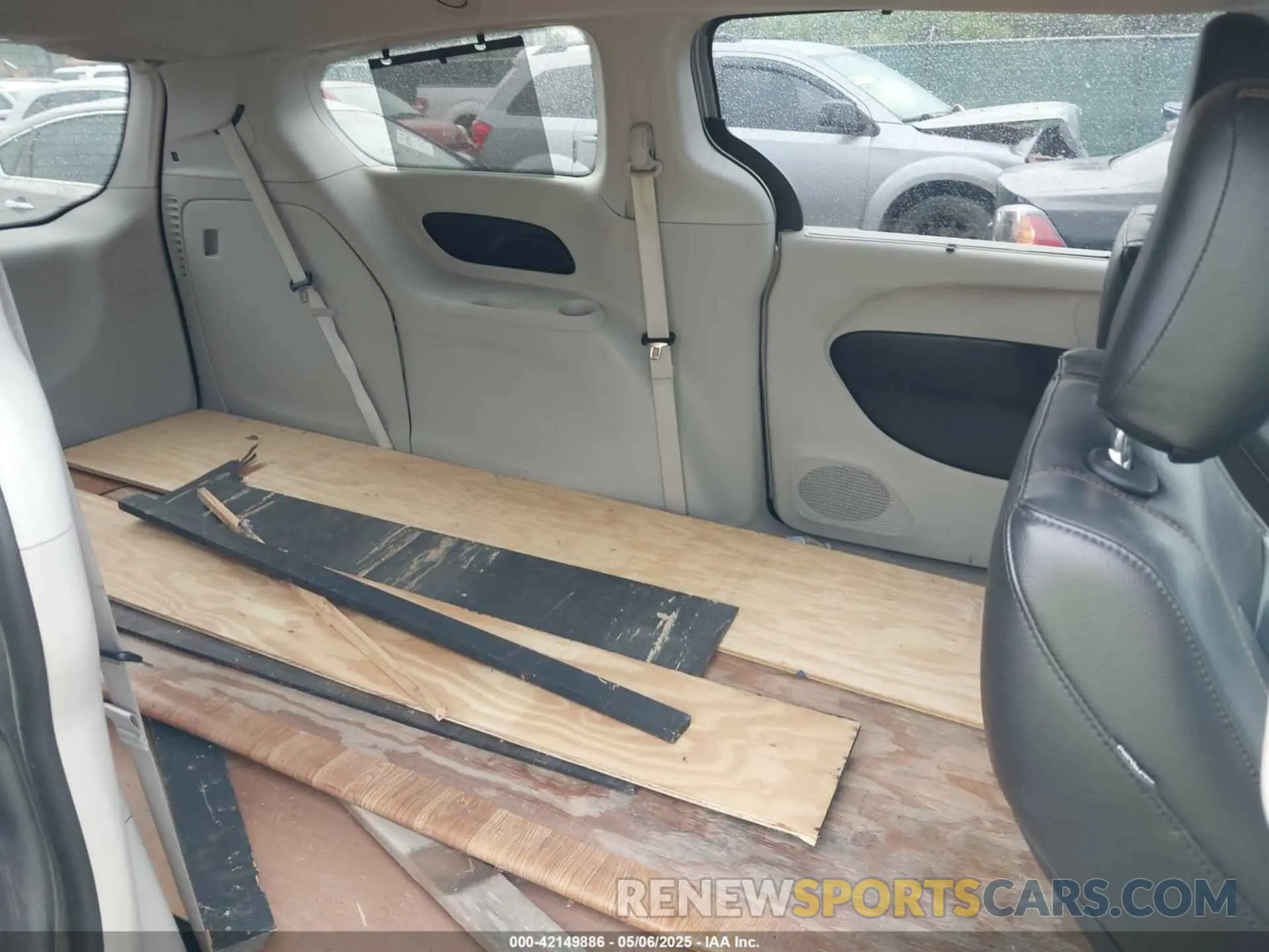 8 Photograph of a damaged car 2C4RC1BG0KR554811 CHRYSLER PACIFICA 2019