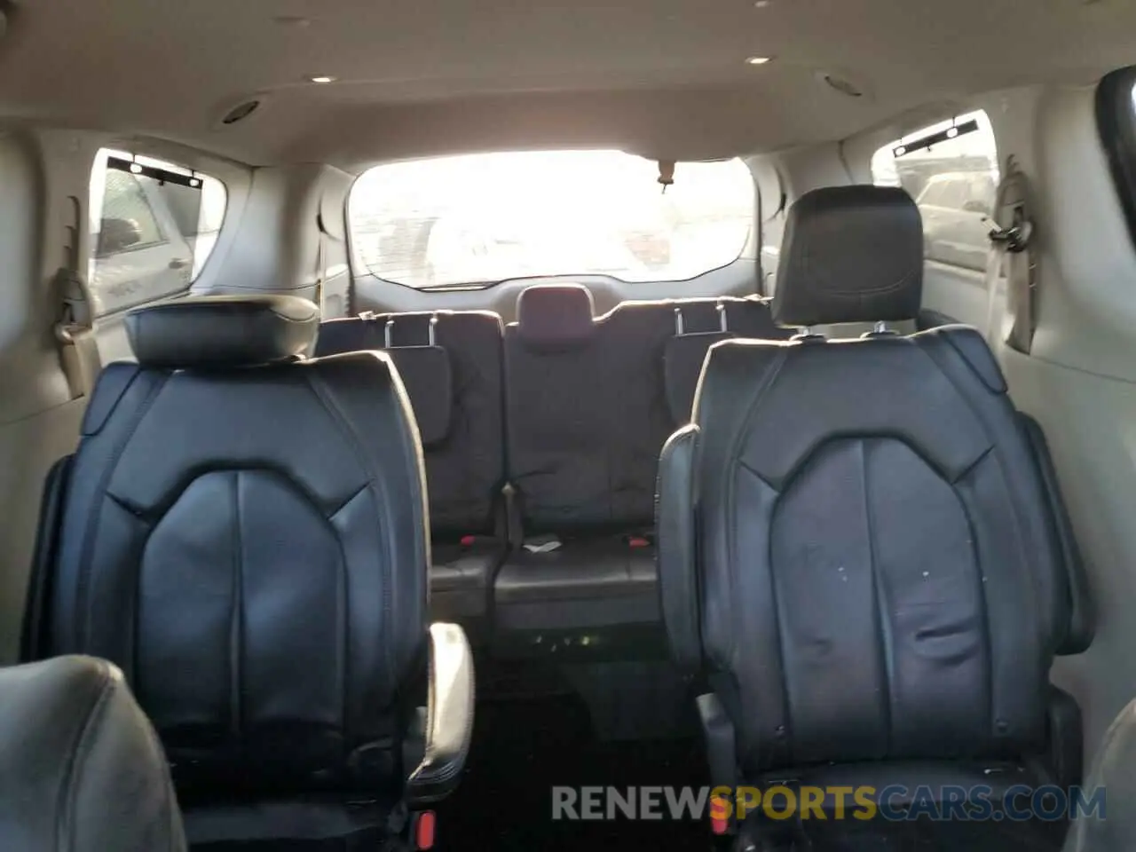 10 Photograph of a damaged car 2C4RC1BG0KR560124 CHRYSLER PACIFICA 2019