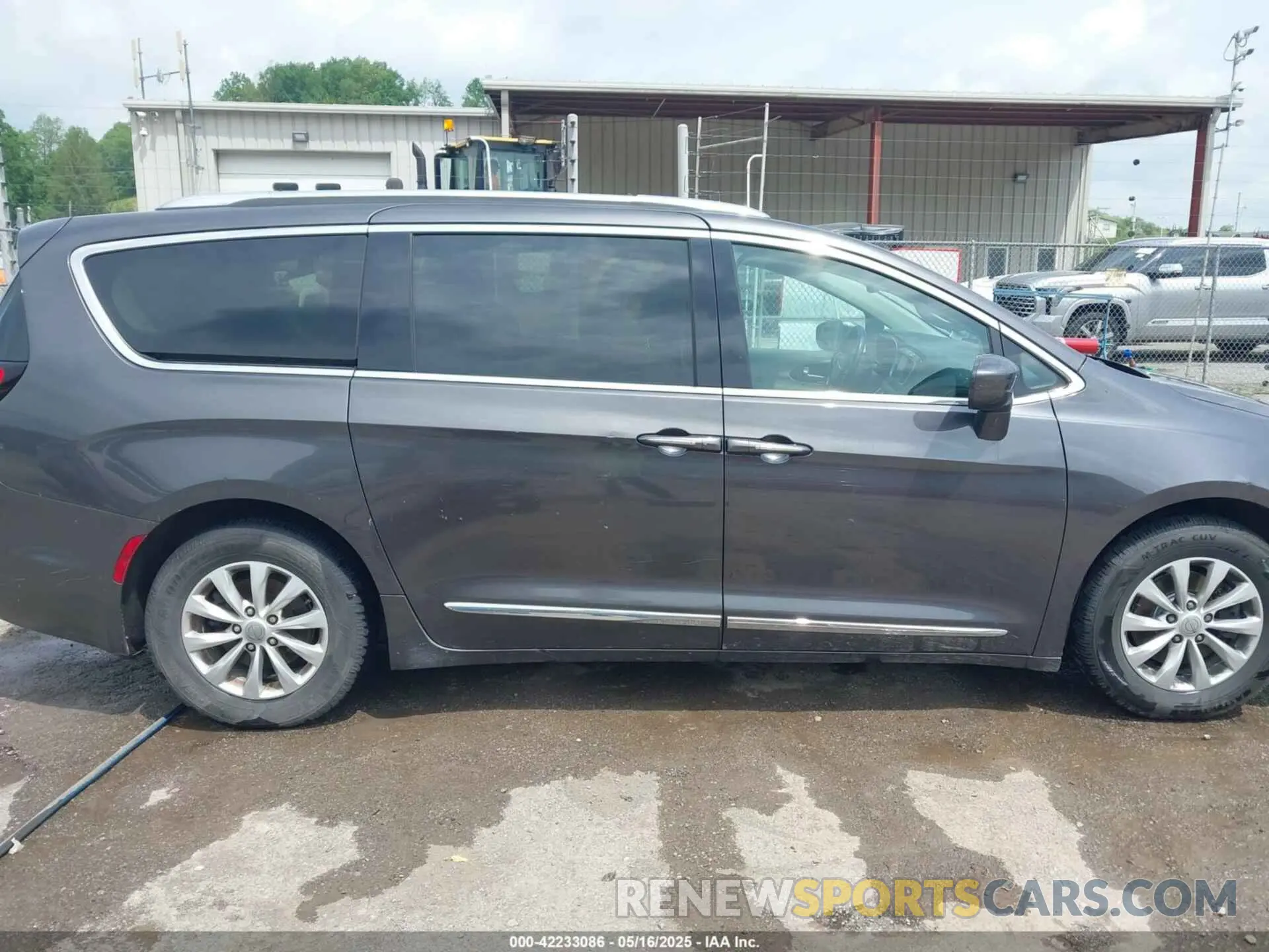 13 Photograph of a damaged car 2C4RC1BG0KR625893 CHRYSLER PACIFICA 2019