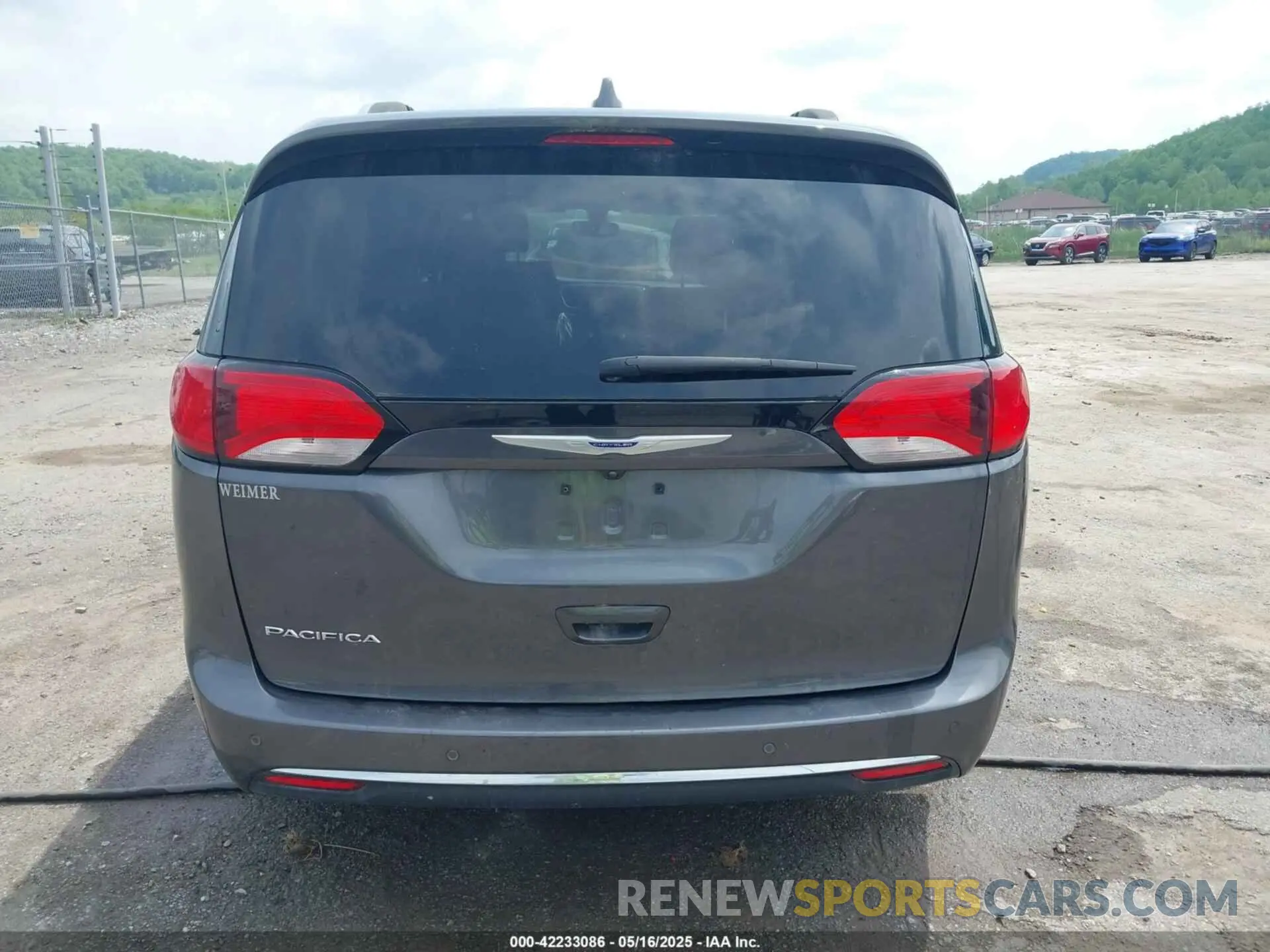 16 Photograph of a damaged car 2C4RC1BG0KR625893 CHRYSLER PACIFICA 2019