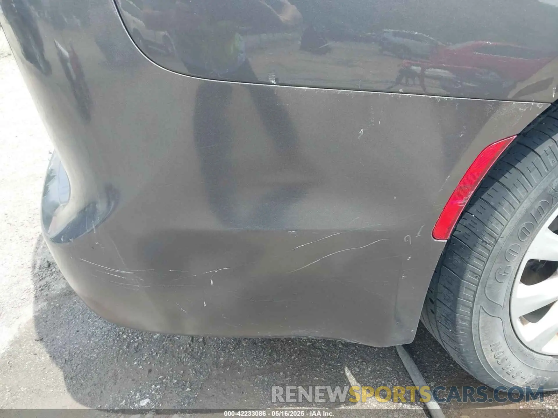 18 Photograph of a damaged car 2C4RC1BG0KR625893 CHRYSLER PACIFICA 2019