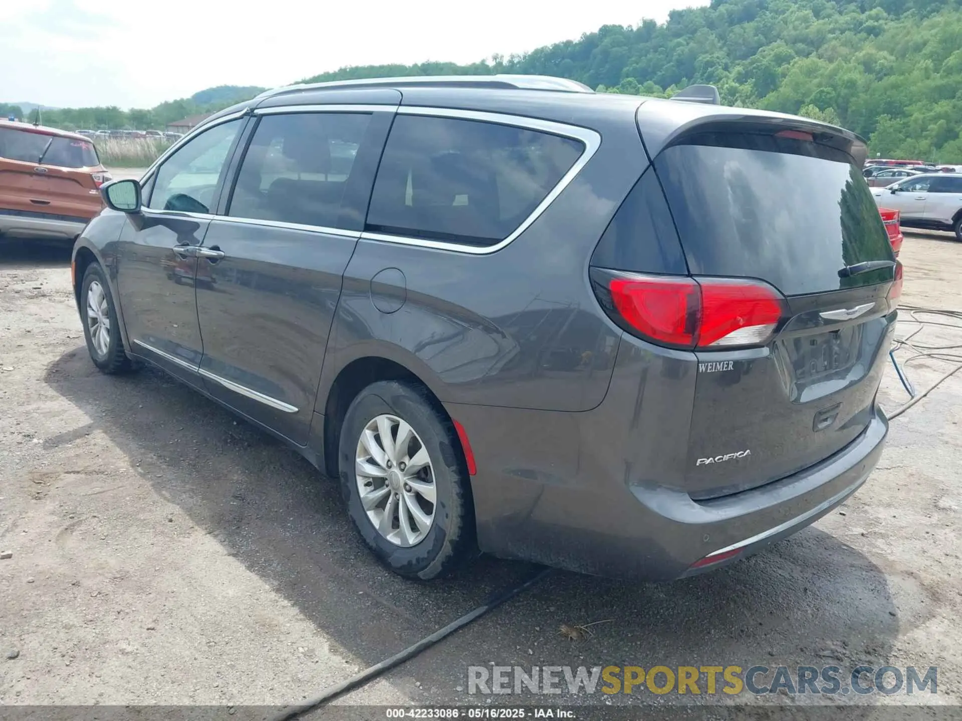 3 Photograph of a damaged car 2C4RC1BG0KR625893 CHRYSLER PACIFICA 2019
