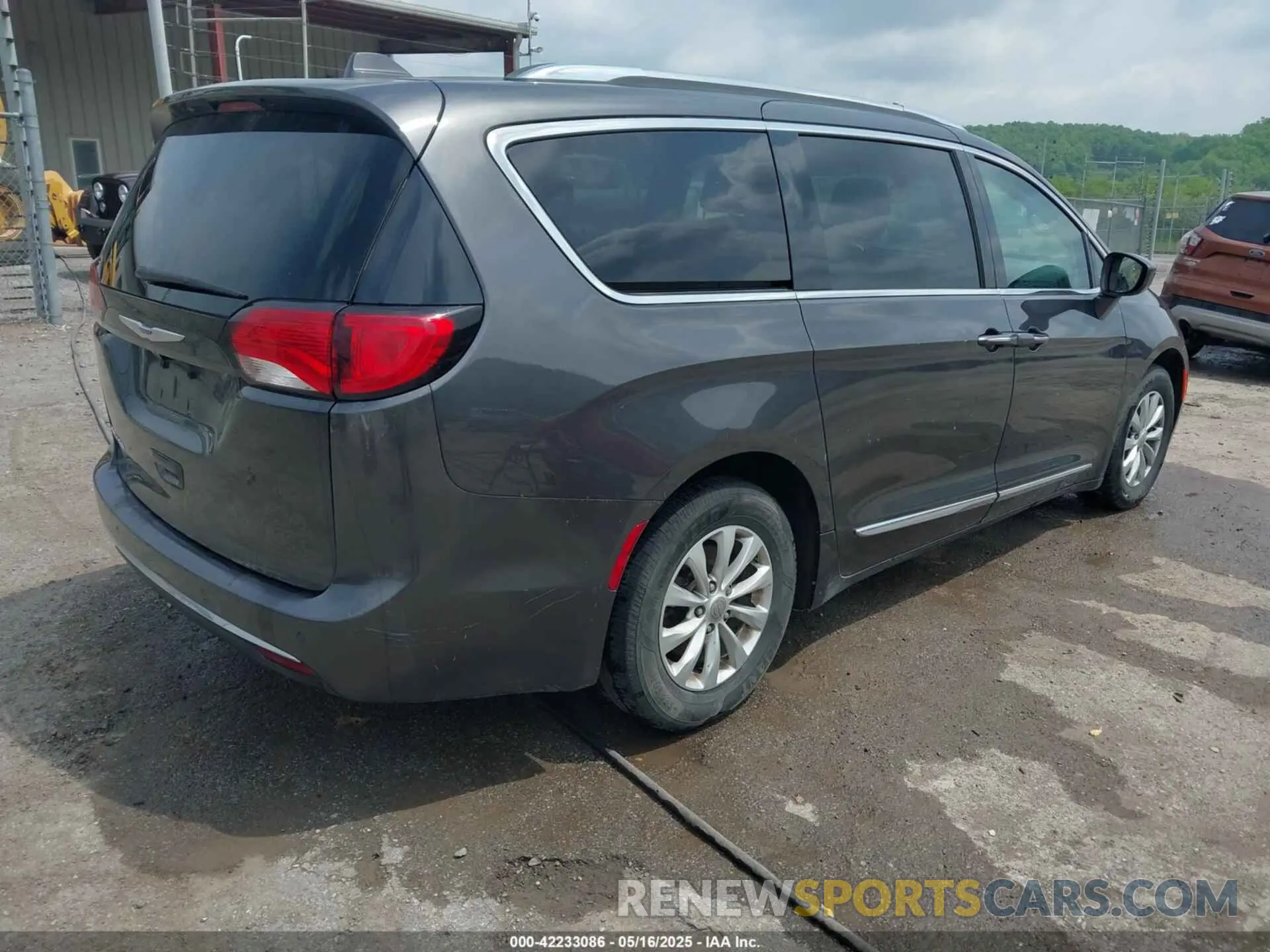 4 Photograph of a damaged car 2C4RC1BG0KR625893 CHRYSLER PACIFICA 2019