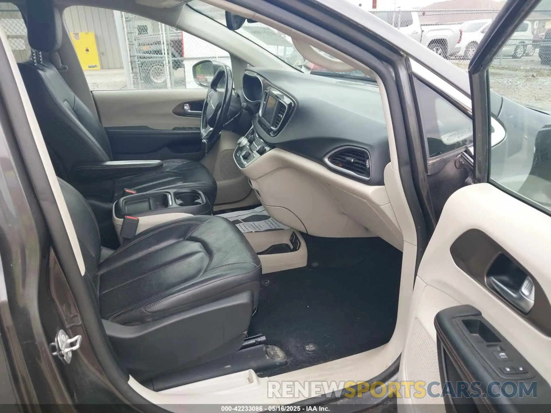 5 Photograph of a damaged car 2C4RC1BG0KR625893 CHRYSLER PACIFICA 2019