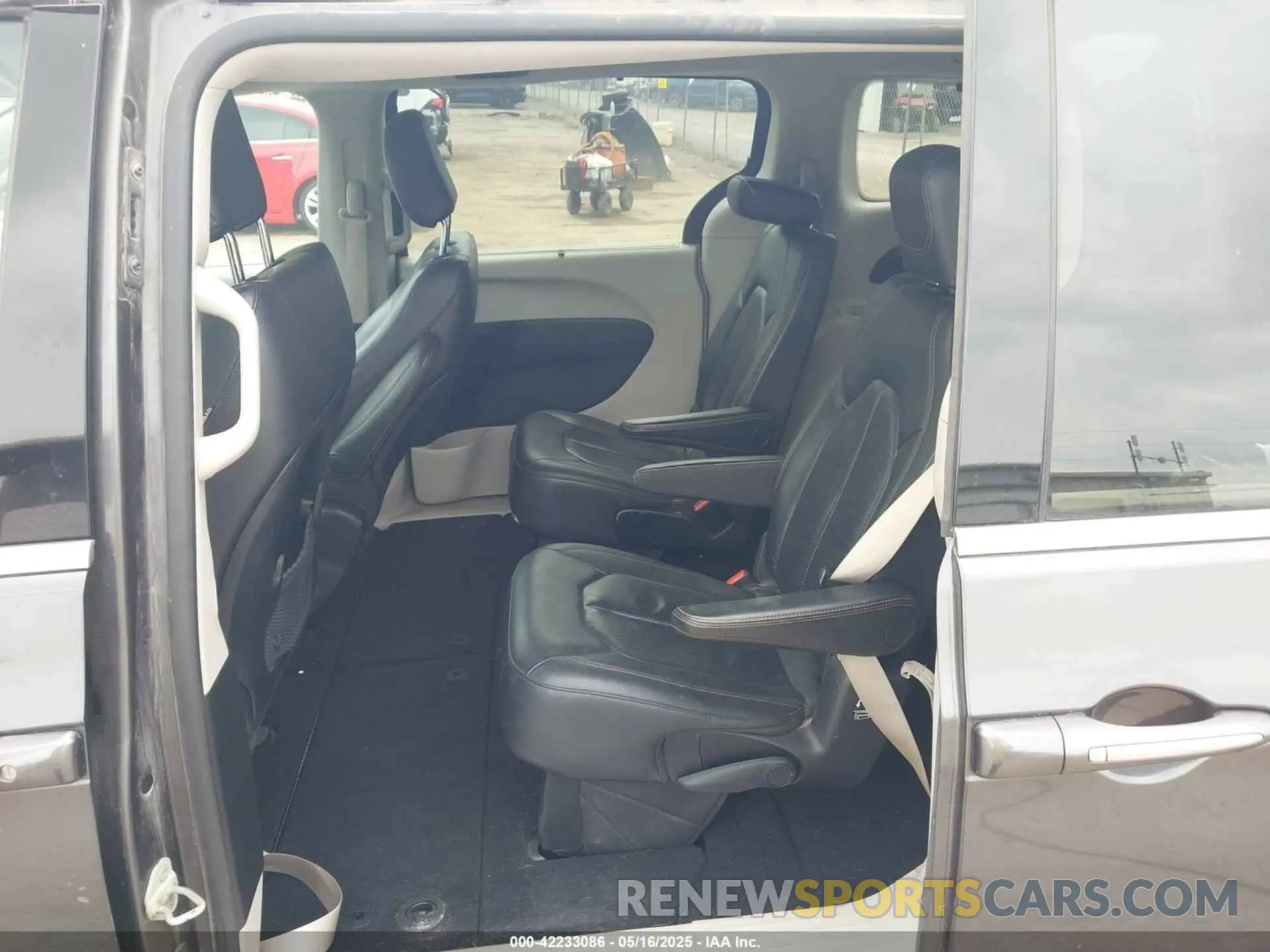 8 Photograph of a damaged car 2C4RC1BG0KR625893 CHRYSLER PACIFICA 2019