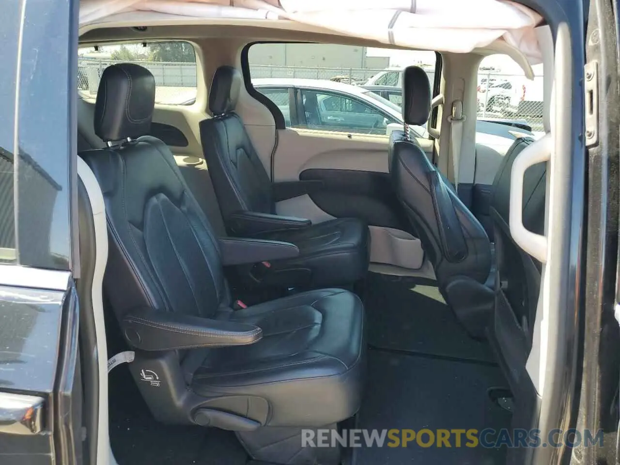 11 Photograph of a damaged car 2C4RC1BG0KR651135 CHRYSLER PACIFICA 2019