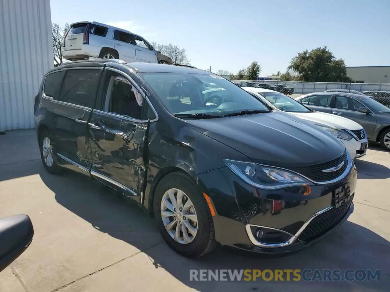 4 Photograph of a damaged car 2C4RC1BG0KR651135 CHRYSLER PACIFICA 2019