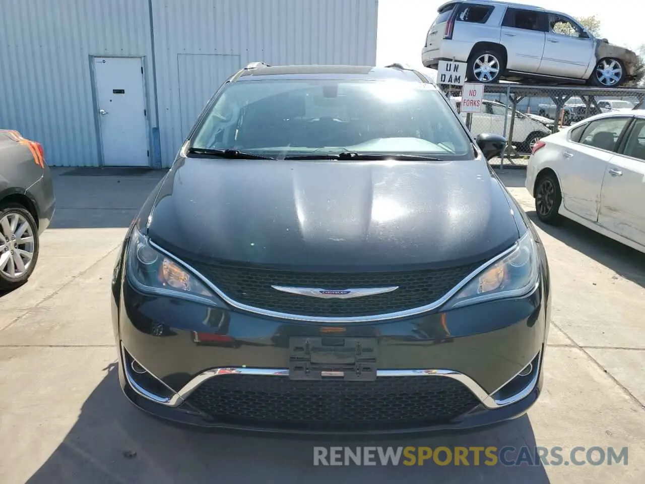 5 Photograph of a damaged car 2C4RC1BG0KR651135 CHRYSLER PACIFICA 2019