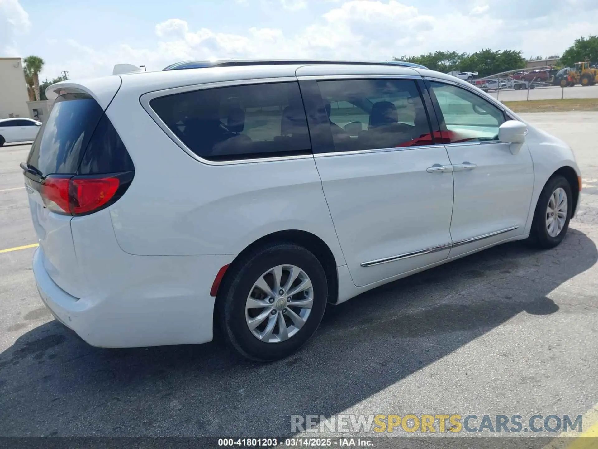 4 Photograph of a damaged car 2C4RC1BG1KR539668 CHRYSLER PACIFICA 2019