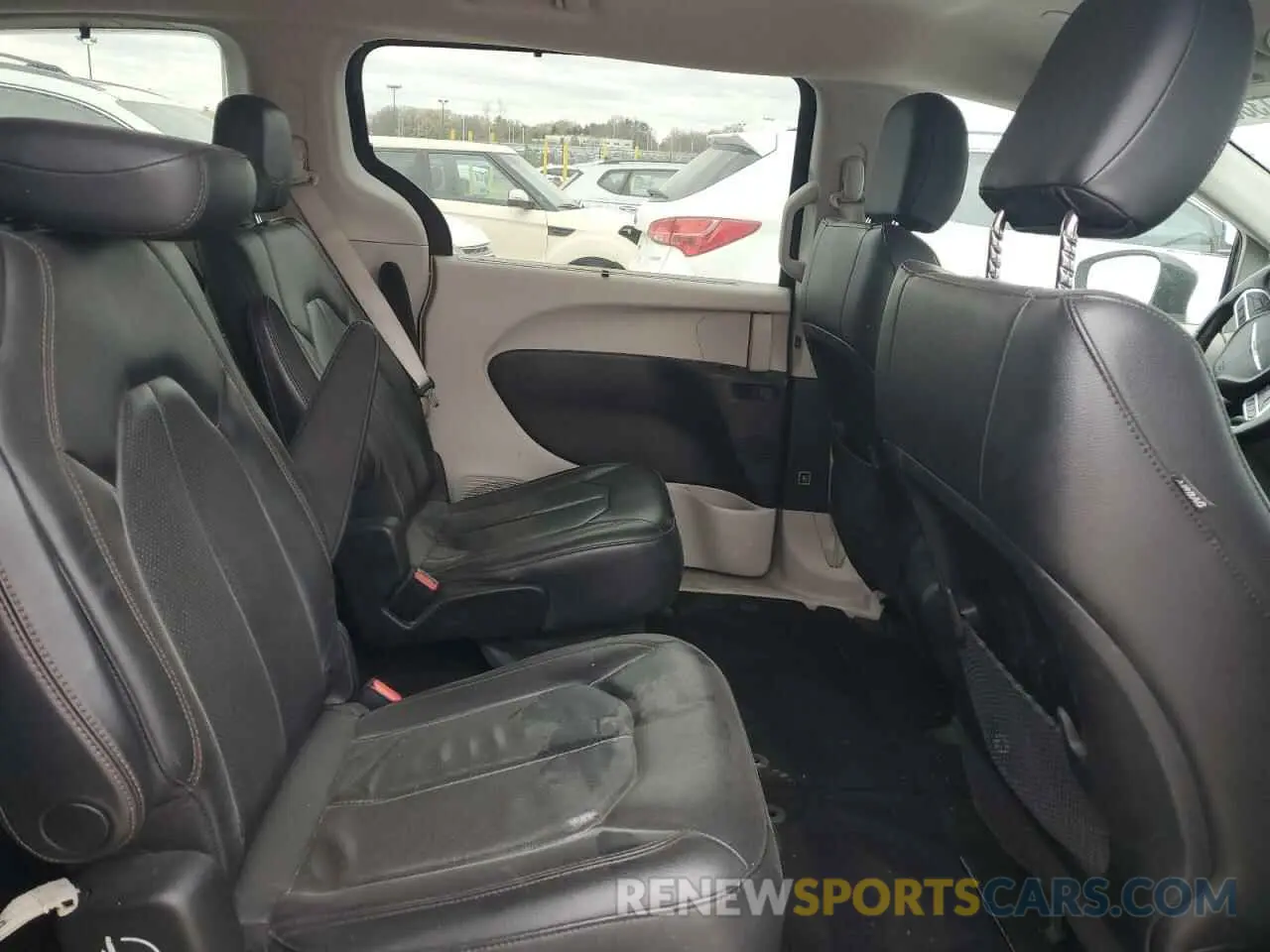 11 Photograph of a damaged car 2C4RC1BG1KR539895 CHRYSLER PACIFICA 2019