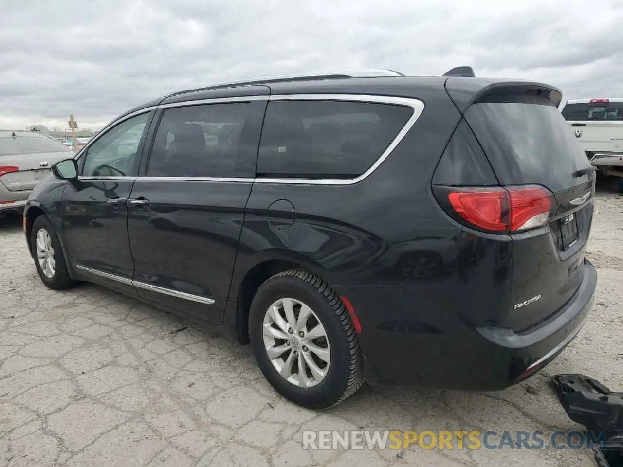 2 Photograph of a damaged car 2C4RC1BG1KR539895 CHRYSLER PACIFICA 2019