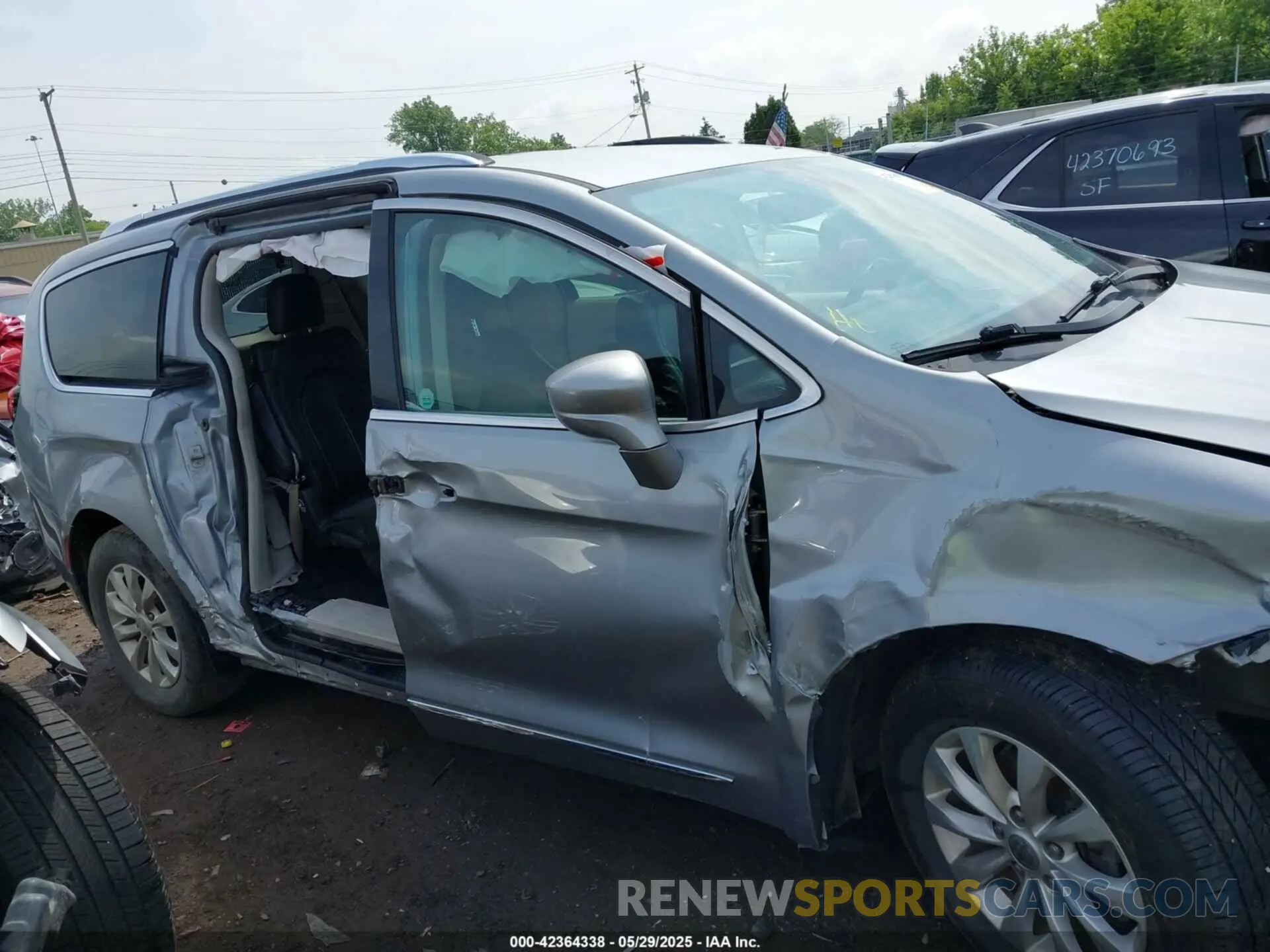 14 Photograph of a damaged car 2C4RC1BG1KR548192 CHRYSLER PACIFICA 2019