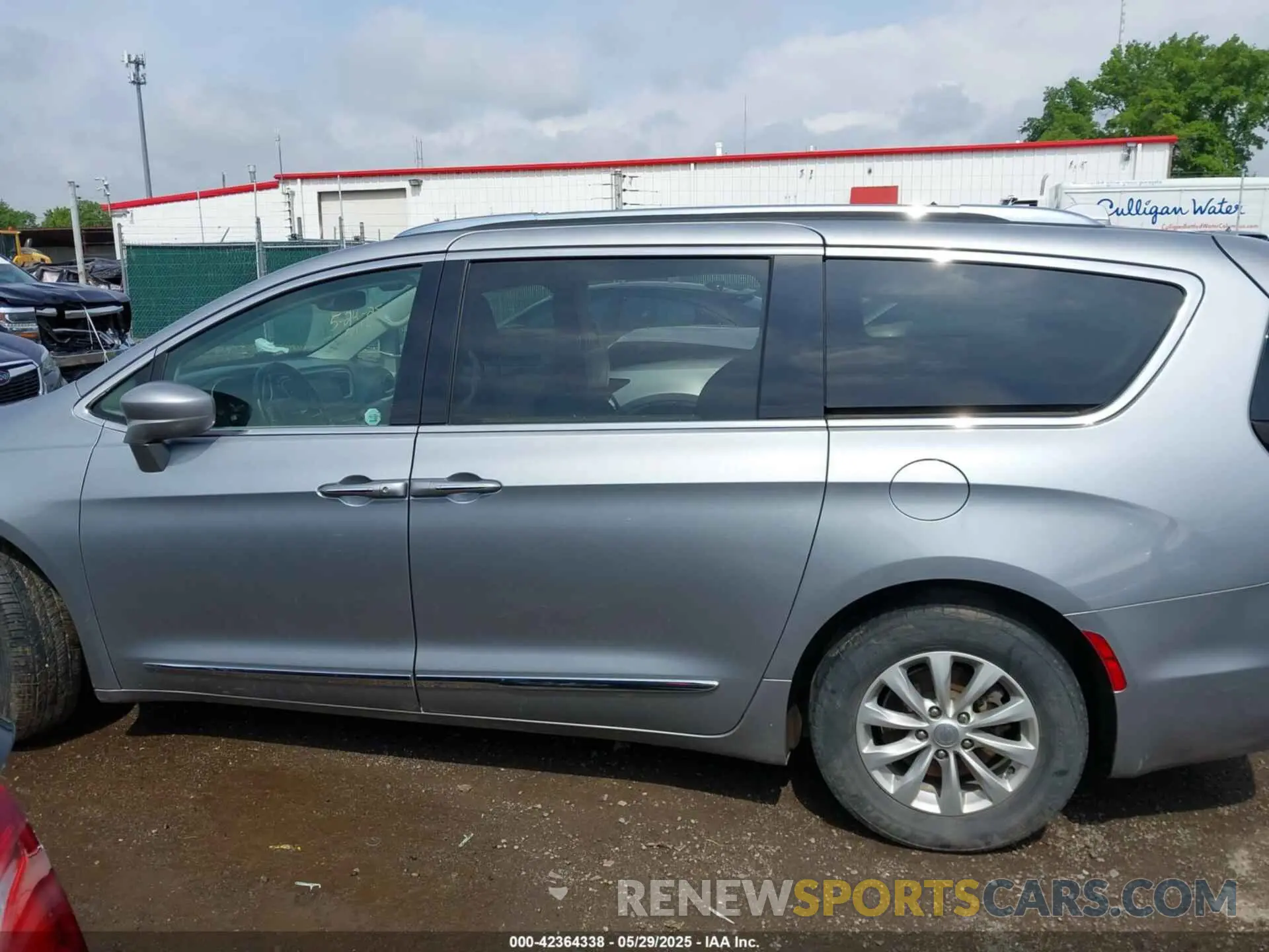 15 Photograph of a damaged car 2C4RC1BG1KR548192 CHRYSLER PACIFICA 2019