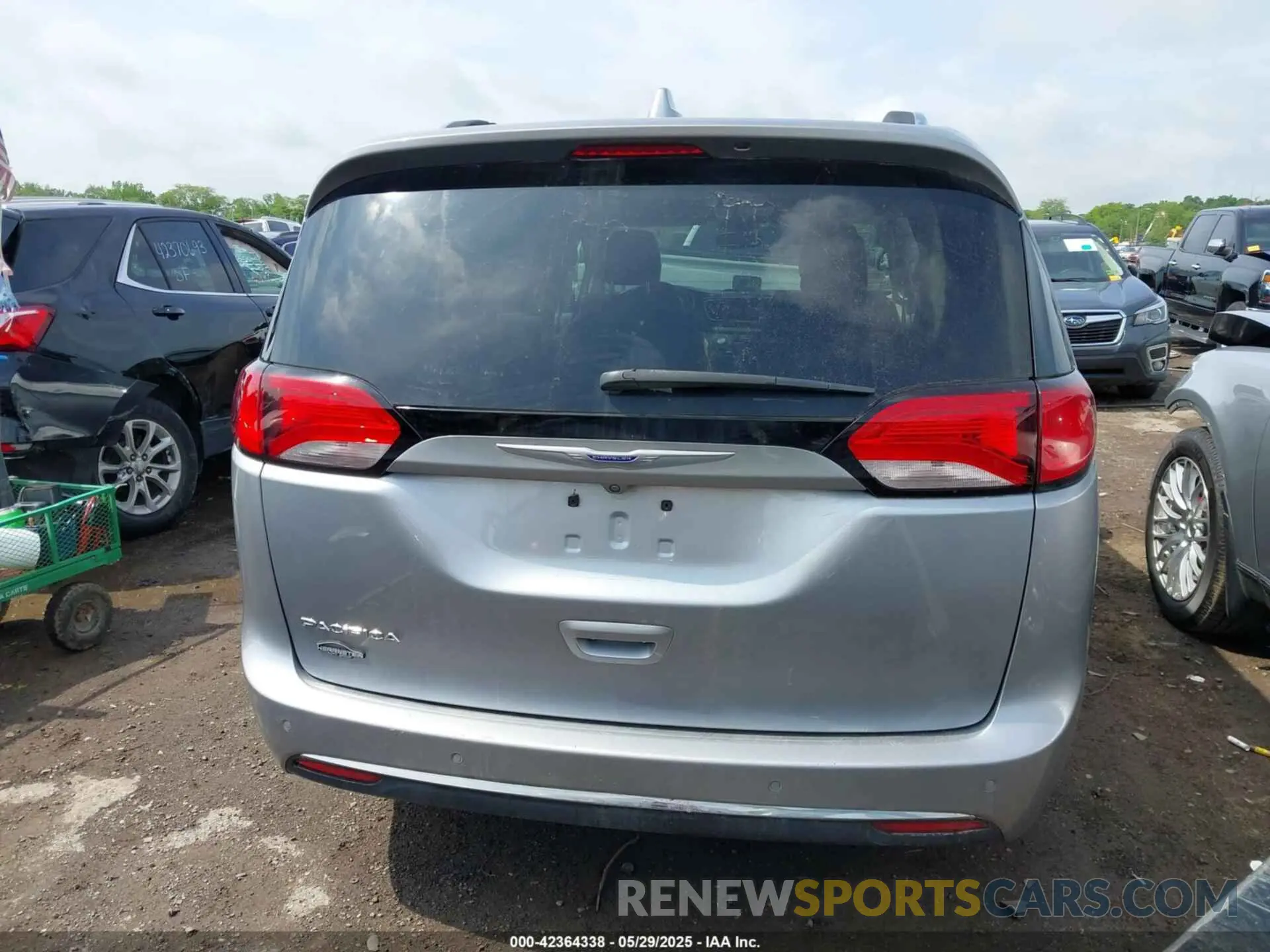 17 Photograph of a damaged car 2C4RC1BG1KR548192 CHRYSLER PACIFICA 2019