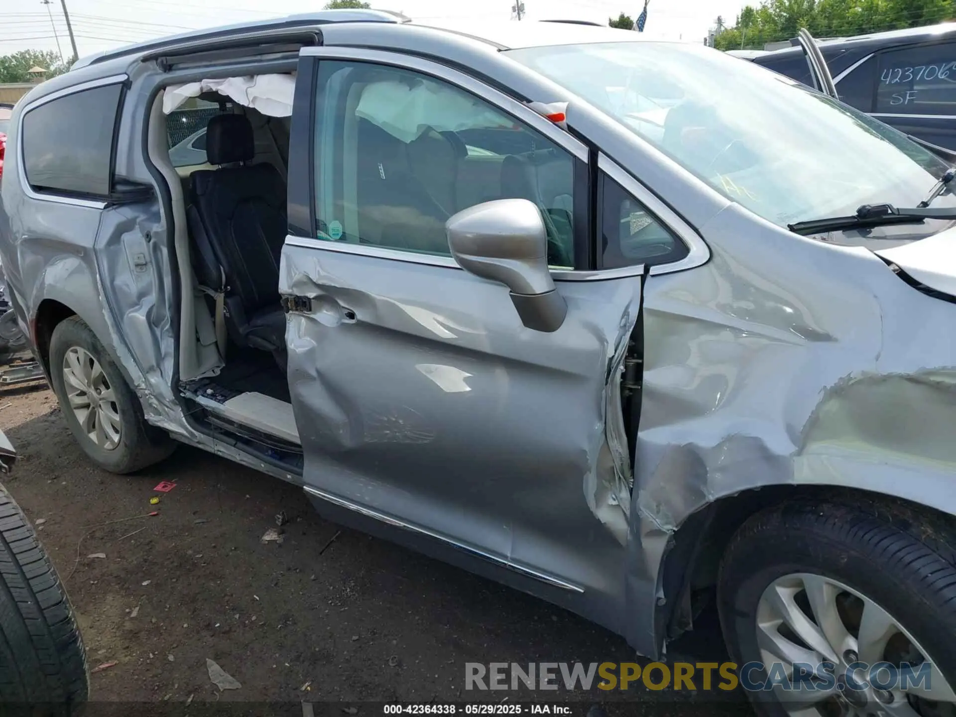 19 Photograph of a damaged car 2C4RC1BG1KR548192 CHRYSLER PACIFICA 2019
