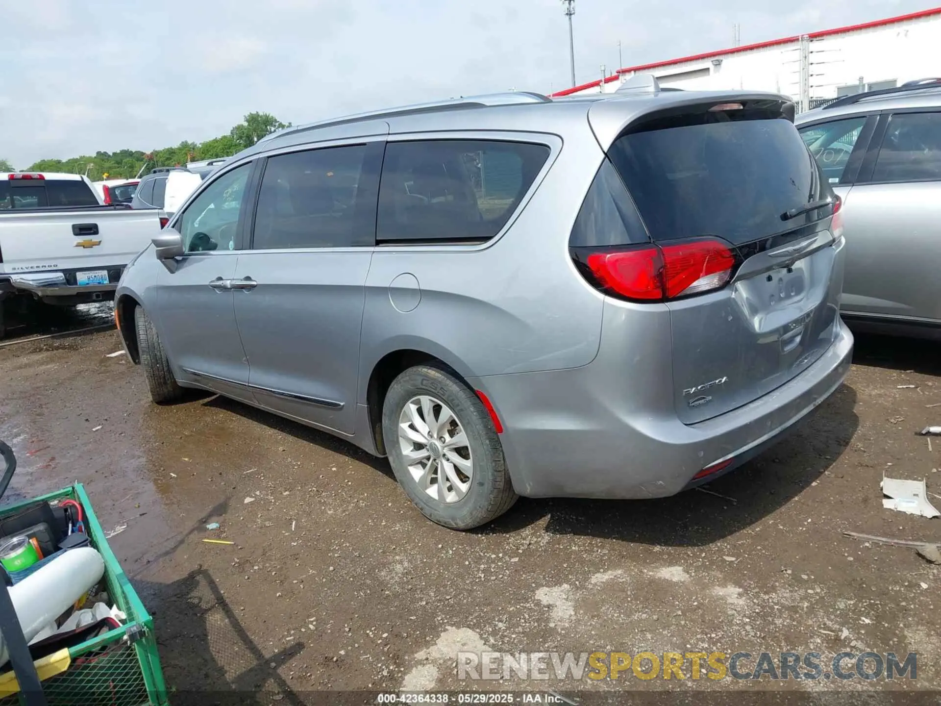 3 Photograph of a damaged car 2C4RC1BG1KR548192 CHRYSLER PACIFICA 2019